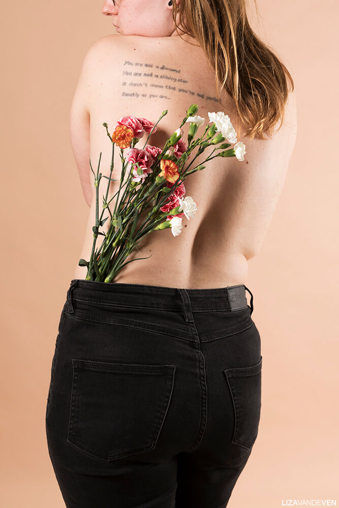 body neutral, foto met bloemen in broek gestoken