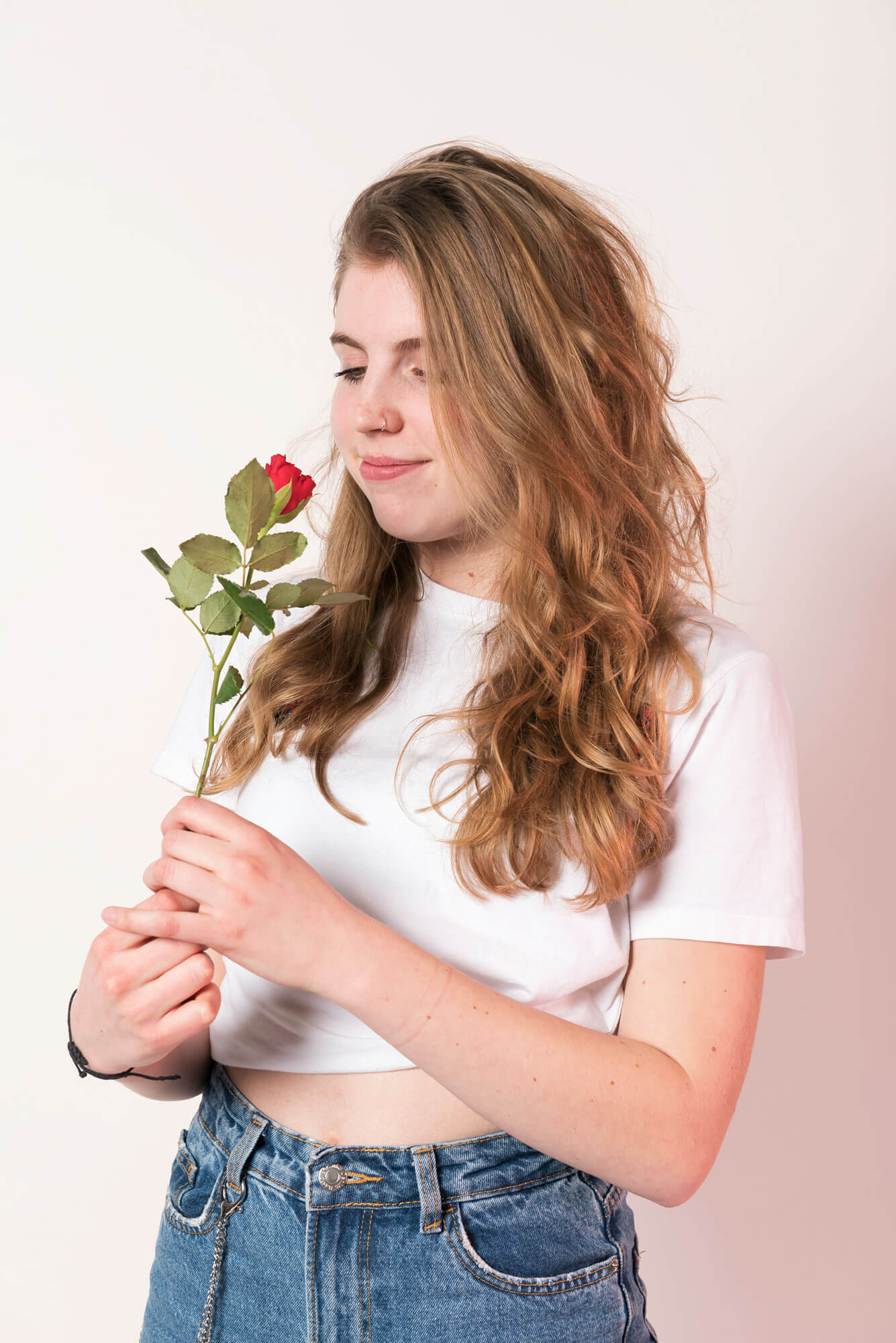Rosan ruikend aan haar lievelingsbloem de roos
