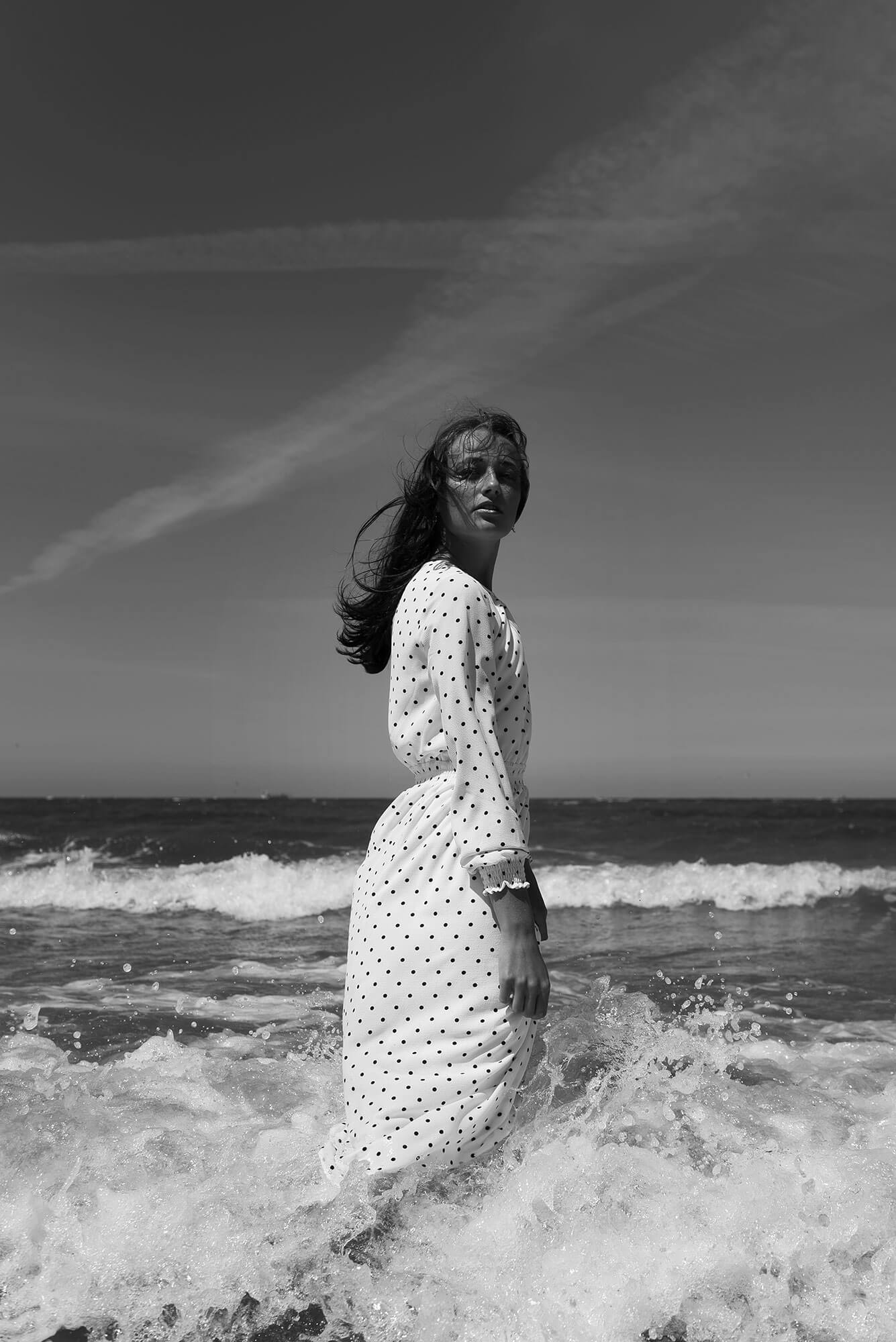 Editorial shoot op strand in de zee